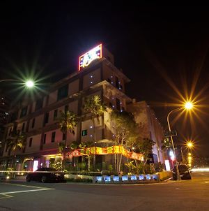 Wei Feng Hotel - Kaohsiung Exterior photo