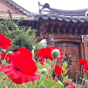 Hanok House With Gourds Jeonju Exterior photo