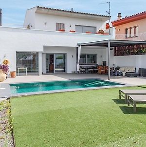 Fantastic Holiday Home In Sant Pere Pescador Spain With Pool Exterior photo