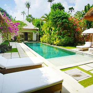 Villa Bali Asri Batubelig Seminyak Exterior photo