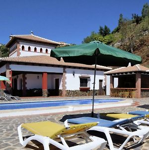 Spacious Villa In Sayalonga With Jacuzzi Exterior photo