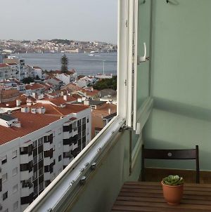 Cacilhas Amazing View Of Lisbon Close To Beach Caparica Apartamento Almada Exterior photo