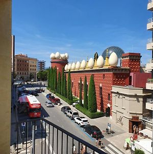 Apartamentos enfrente del Museo Dalí Figueras Exterior photo